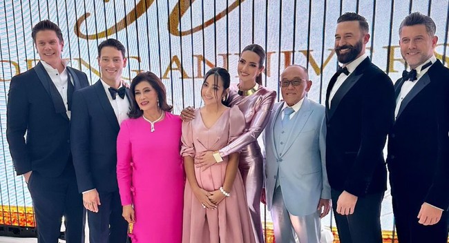 Lahir pada 2 Juni 2012, Mikhayla kini berusia 11 tahun. Semakin besar putri Nia dan Ardi itu terlihat semakin stylish. Seperti saat menghadiri perayaan ulang tahun pernikahan kakek neneknya di Amerika, Mikhayla memilih mengenakan dress panjang berwarna salem. Penampilannya itu dilengkapi dengan beberapa aksesori seperti cincin, gelang, dan anting. Foto: Instagram/@ramadhaniabakrie