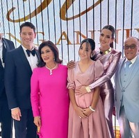 Lahir pada 2 Juni 2012, Mikhayla kini berusia 11 tahun. Semakin besar putri Nia dan Ardi itu terlihat semakin stylish. Seperti saat menghadiri perayaan ulang tahun pernikahan kakek neneknya di Amerika, Mikhayla memilih mengenakan dress panjang berwarna salem. Penampilannya itu dilengkapi dengan beberapa aksesori seperti cincin, gelang, dan anting. Foto: Instagram/@ramadhaniabakrie