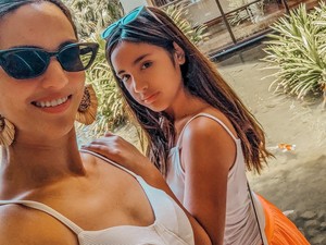Gaya Nia Ramadhani Pamer Momen Kompak Bareng Mikhayla, Dipuji Bak Kakak-Adik