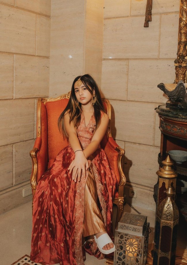 Hadir di perayaan ulangtahun orangtuanya yang bertema Arabian Night, penampilan Mikhayla tak kalah mencuri atensi. Mengenakan dress bermotif tanpa lengan, Mikhayla tampil cantik mempesona. Ditambah dengan hiasan kepala dan anting, gaya Mikhayla terlihat begitu stylish. Foto: Instagram/@ramadhaniabakrie