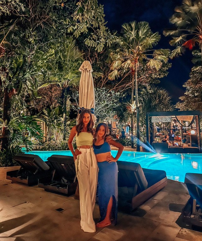 Kompak berpose bersama sang mama, gaya Mikhayla yang satu ini juga dinilai lebih dewasa dari usia aslinya. Dalam foto Mikhayla terlihat tampil santai mengenakan setelan crop top berwarna biru. Sama seperti Mikha, Nia juga terlihat mengenakan crop top dalam foto tersebut. Foto: Instagram/@ramadhaniabakrie