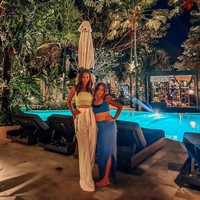 Kompak berpose bersama sang mama, gaya Mikhayla yang satu ini juga dinilai lebih dewasa dari usia aslinya. Dalam foto Mikhayla terlihat tampil santai mengenakan setelan crop top berwarna biru. Sama seperti Mikha, Nia juga terlihat mengenakan crop top dalam foto tersebut. Foto: Instagram/@ramadhaniabakrie