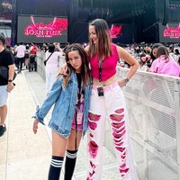 Turut menghadiri konser BLACKPINK, gaya ibu dan anak yang satu ini memang terlihat stylish. Mikha tampak memadukan jaket jeansnya dengan crop top hitam dan celana pendek merah muda. Gayanya semakin terlihat keren dengan kaos kaki selutut berwarna hitam dan sepasang sneakers putih. Foto: Instagram/@ramadhaniabakrie