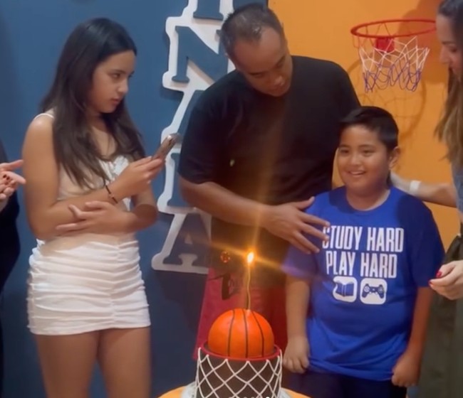 Gaya Mikhayla di ulang tahun sang adik, Mainaka juga tak kalah jadi sorotan. Mengenakan dress putih pendek, putri Ardi dan Nia itu terlihat seksi. Sementara rambutnya tampak dibiarkan terurai dan wajahnya pun polos namun tetap terlihat cantik. Foto: Instagram/@ramadhaniabakrie