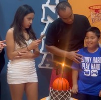 Gaya Mikhayla di ulang tahun sang adik, Mainaka juga tak kalah jadi sorotan. Mengenakan dress putih pendek, putri Ardi dan Nia itu terlihat seksi. Sementara rambutnya tampak dibiarkan terurai dan wajahnya pun polos namun tetap terlihat cantik. Foto: Instagram/@ramadhaniabakrie