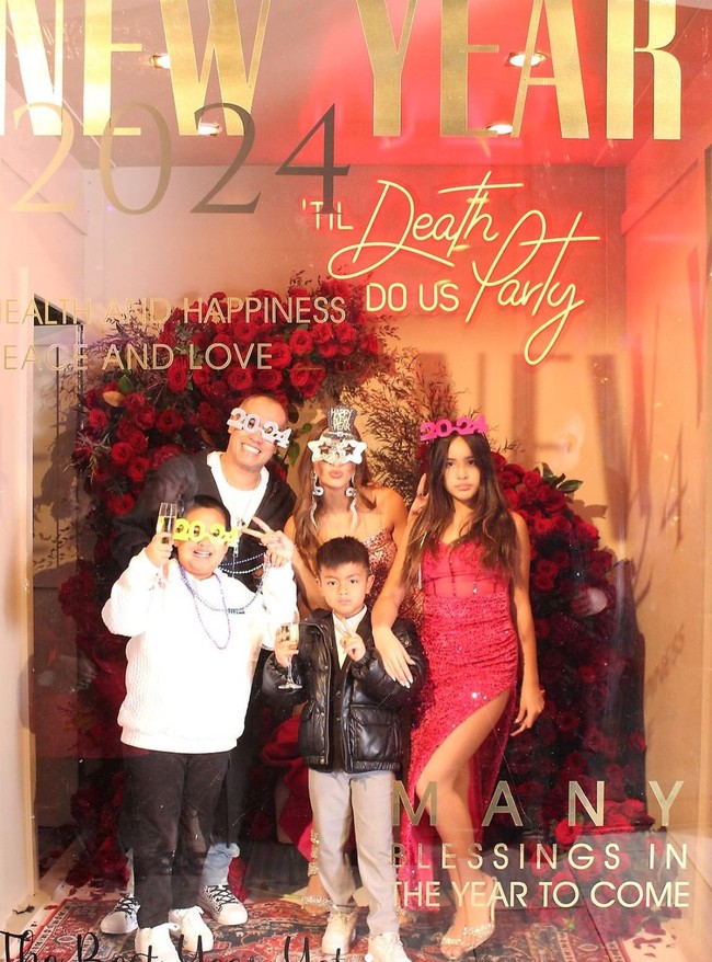 Penampilan Mikhayla saat merayakan Tahun Baru 2024 bersama keluarganya berhasil mencuri atensi. Mengenakan dress strapless berwarna fuschia dengan belahan samping yang cukup tinggi sampai ke paha, penampilan Mikhayla justru dinilai lebih dewasa dari usianya. “Mikha kok style nya kok terlalu lebih dewasa gitu ya.kaya g sesuai umurnya,” komentar salah seorang netizen. Foto: Instagram/@ramadhaniabakrie