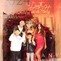 Penampilan Mikhayla saat merayakan Tahun Baru 2024 bersama keluarganya berhasil mencuri atensi. Mengenakan dress strapless berwarna fuschia dengan belahan samping yang cukup tinggi sampai ke paha, penampilan Mikhayla justru dinilai lebih dewasa dari usianya. “Mikha kok style nya kok terlalu lebih dewasa gitu ya.kaya g sesuai umurnya,” komentar salah seorang netizen. Foto: Instagram/@ramadhaniabakrie