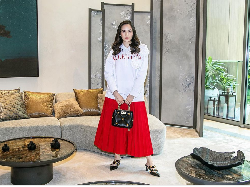 Tips Padu padan Jaket Hoodie untuk Wanita, Cocok Dipakai Saat Udara Dingin