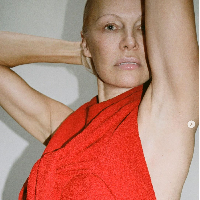 Pamela percaya diri memperlihatkan wajahnya secara close up. Wajah bintang serial Baywatch itu tampak dihiasi freckles dan alisnya hanya segaris. Foto: Dok. Proenza Schouler