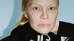 Foto Pamela Anderson Tanpa Makeup Jadi Model Fashion, Alis Tipis Segaris