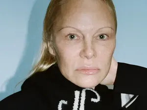 Foto Pamela Anderson Tanpa Makeup Jadi Model Fashion, Alis Tipis Segaris