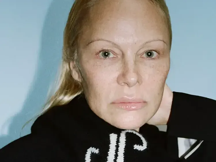 Foto Pamela Anderson Tanpa Makeup Jadi Model Fashion, Alis Tipis Segaris
