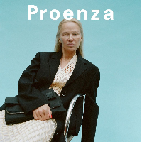 Pamela mengunggah foto penampilannya tanpa makeup saat menjadi model ini ke akun Instagramnya. Aktris 56 tahun itu menjadi model untuk koleksi musim semi 2024 Proenza Schouler.  Foto: Dok. Proenza Schouler