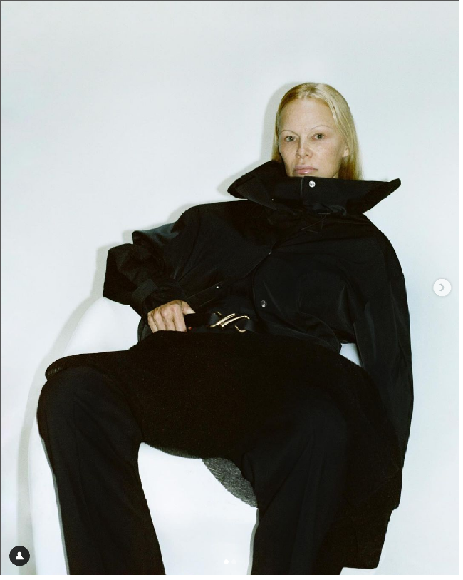 Saat diwawancara oleh majalah People, Pamela Anderson mengungkapkan ingin memberikan pesan positif tentang menjadi tua di dunia Hollywood, di balik penampilannya yang kini sering tanpa makeup. “Mengejar awet muda itu sia-sia,” katanya. Foto: Dok. Proenza Schouler