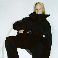 Saat diwawancara oleh majalah People, Pamela Anderson mengungkapkan ingin memberikan pesan positif tentang menjadi tua di dunia Hollywood, di balik penampilannya yang kini sering tanpa makeup. “Mengejar awet muda itu sia-sia,” katanya. Foto: Dok. Proenza Schouler