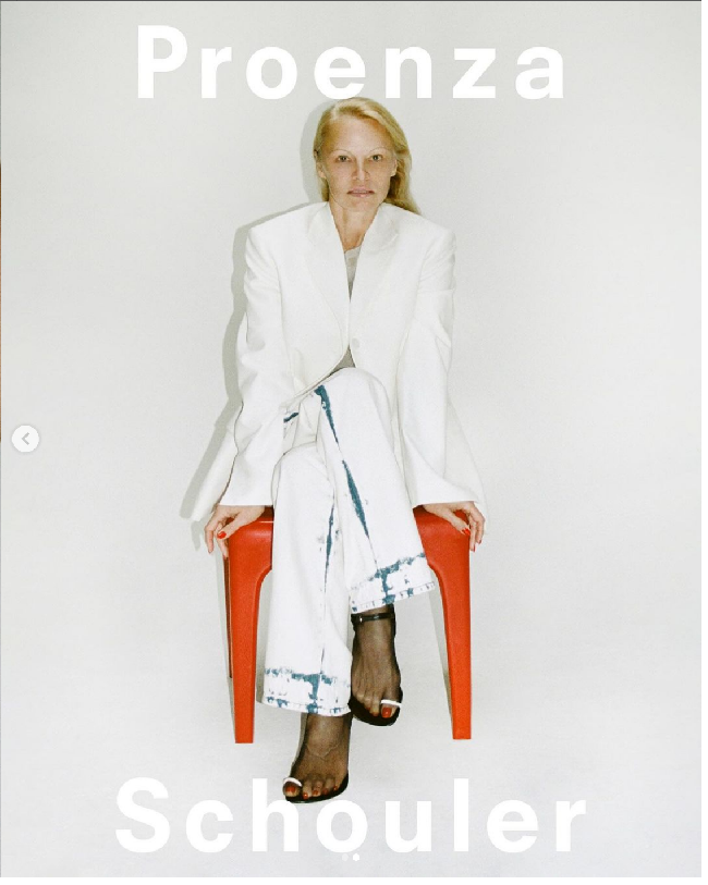 Proenza Schouler juga mengunggah ke Instagram mereka foto-foto Pamela Anderson saat mengenakan koleksi musim semi 2024. Pamela mengenakan berbagai jenis busana mulai dari sweater, dress hingga jaket. Foto: Dok. Proenza Schouler