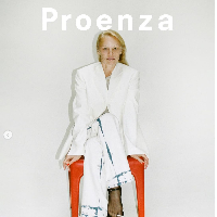 Proenza Schouler juga mengunggah ke Instagram mereka foto-foto Pamela Anderson saat mengenakan koleksi musim semi 2024. Pamela mengenakan berbagai jenis busana mulai dari sweater, dress hingga jaket. Foto: Dok. Proenza Schouler