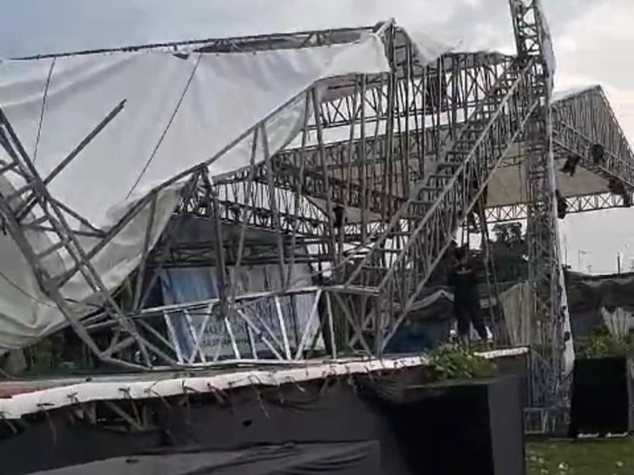 Panggung acara Gebyar Sholawat di Babat Lamonga robo diterjang hujan dan angin kencang