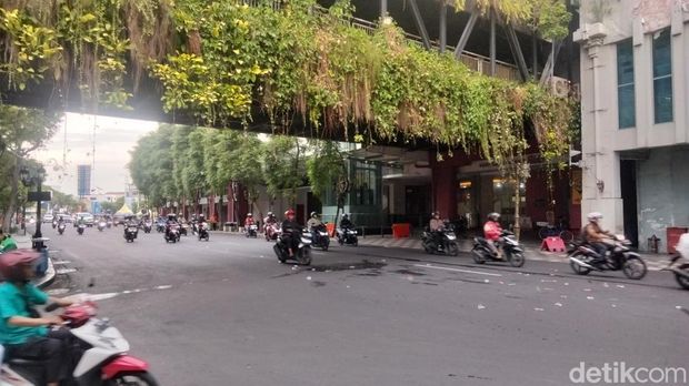 Pantauan arus lalu lintas di Jalan Tunjungan Surabaya usai aksi buruh bubar Pantauan arus lalu lintas di Jalan Tunjungan Surabaya usai aksi buruh bubar