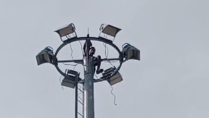 Seorang pria yang merupakan orang dengan gangguan jiwa (ODGJ) memanjat tiang lampu sorot di Anjungan Cempae Parepare, Sulawesi Selatan (Sulsel).
