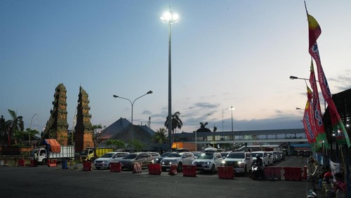 Antrean kendaraan di Pelabuhan Gilimanuk.