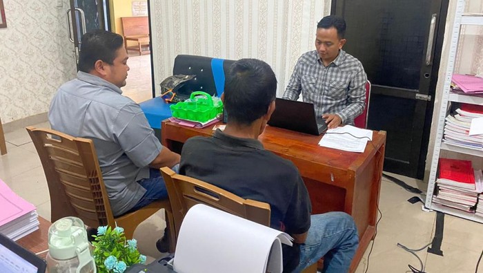 Pelaku (baju hitam) saat ditangkap Polres Lebong usai mencabuli anak di bawah umur.