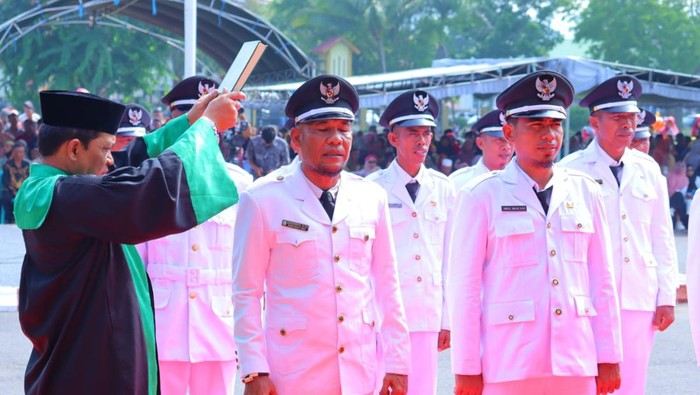 Prosesi pengambilan sumpah janji kepala desa di acara pelantikan 33 kepala desa di halaman kantor Bupati Dompu, Kamis (4/1/2024).