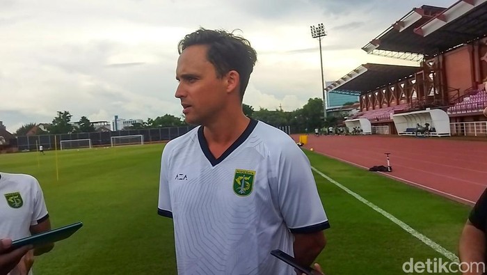 Paul Munster langsung memimpin sesi latihan seusai diumumkan secara resmi sebagai pelatih Persebaya Surabaya. Latihan digelar di lapangan Thor, Surabaya.