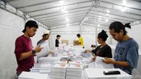 Pelipatan surat suara untuk pemilihan umum ini melibatkan warga di kawasan Cilincing.  