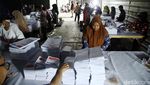 Intip Kesibukan Pelipatan Surat Suara Pemilu 2024 di Cilincing