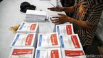 Intip Kesibukan Pelipatan Surat Suara Pemilu 2024 di Cilincing