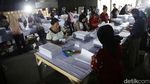 Intip Kesibukan Pelipatan Surat Suara Pemilu 2024 di Cilincing