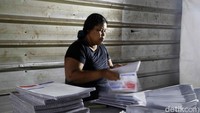 Kegiatan lipat-sortir surat suara Pemilu 2024 ini melibatkan masyarakat sekitar yang jumlahnya mencapai 60 orang.