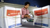 Selain melipat, pekerja juga menyortir surat suara Pemilu 2024.