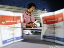 Intip Kesibukan Pelipatan Surat Suara Pemilu 2024 di Cilincing