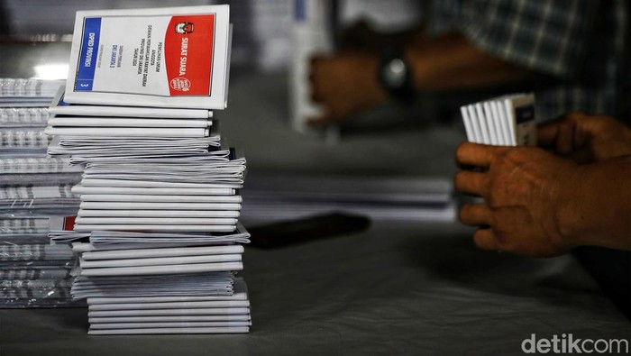 Sejumlah pekerja melipat surat suara untuk pemilihan umum 2024 di kawasan pergudangan Semper, Cilincing, Jakarta Utara, Kamis (4/1/2024).