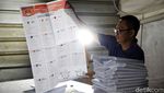 Intip Kesibukan Pelipatan Surat Suara Pemilu 2024 di Cilincing