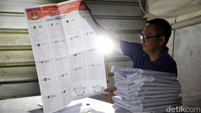 Sejumlah pekerja melipat surat suara untuk pemilihan umum 2024 di kawasan pergudangan Semper, Cilincing, Jakarta Utara, Kamis (4/1/2024).