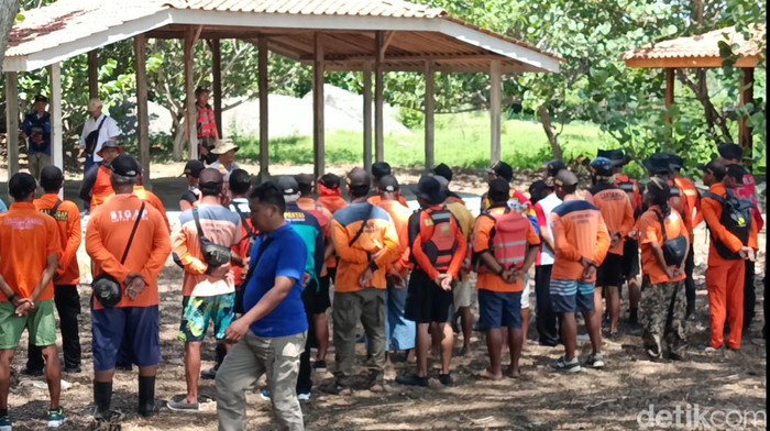 Tim SAR Gabungan saat bersiap melakukan pencarian di Kali Progo, Galur, Kulon Progo, Kamis (4/1).