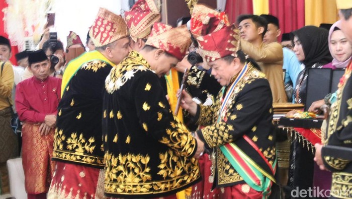 Pemberian gelar tabiat Jambi Pemberian gelar tabiat Jambi
