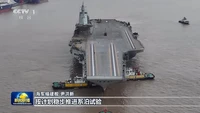 Dalam video yang diunggah jaringan televisi pemerintah China, CCTV, kapal induk Fujian tampak memasuki tahap sea trial. Kapal induk ini terlihat berada di laut dengan kapal tunda (tugboat) di kedua sisinya. Landasan kapal masih tampak bersih dari deretan pesawat tempur. Hanya ada satu unit pesawat tempur yang diduga model Shenyang J-15. Foto: Dok. CCTV