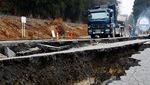 Penampakan Lebarnya Retakan Jalan di Jepang Usai Diguncang Gempa
