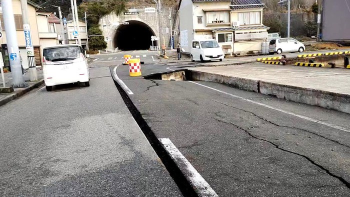 Gempa dahsyat membuat jalanan retak-retak di Jepang. Bahkan di sejumlah titik, retakan terlihat lebar.
