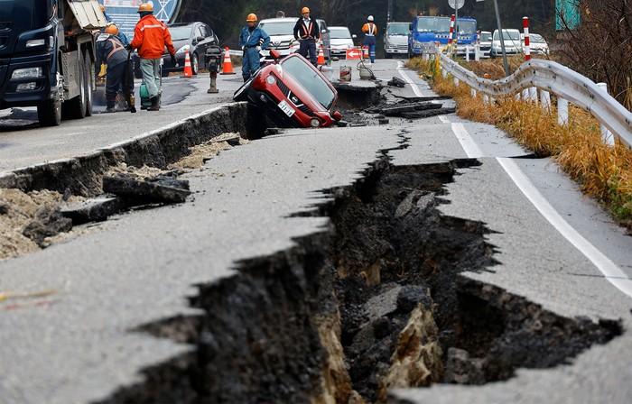 Gempa dahsyat membuat jalanan retak-retak di Jepang. Bahkan di sejumlah titik, retakan terlihat lebar.