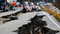 Penampakan Lebarnya Retakan Jalan Di Jepang Usai Diguncang Gempa