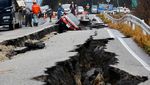 Penampakan Lebarnya Retakan Jalan di Jepang Usai Diguncang Gempa