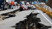 Jalanan di Anamizu rusak dan retak-retak usai diguncang gempa. Reuters/Kim Kyung-Hoon.