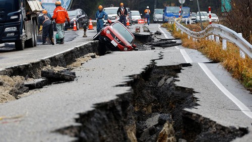 Gempa dahsyat membuat jalanan retak-retak di Jepang. Bahkan di sejumlah titik, retakan terlihat lebar.
