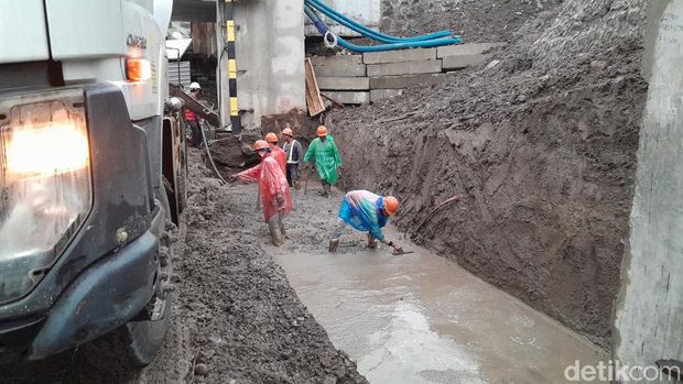 Pengerjaan retaining wall di viaduk Gilingan, Solo, Kamis (4/1/2024).