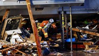 Gempa itu juga membuat sekitar 400 orang terluka.